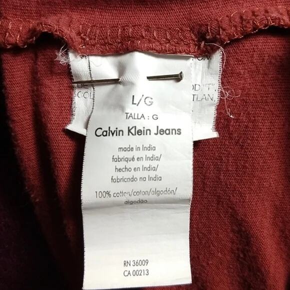 Calvin Klein Jeans Red V-neck T-shirt Large silver & black feather pattern tee - Picture 7 of 12